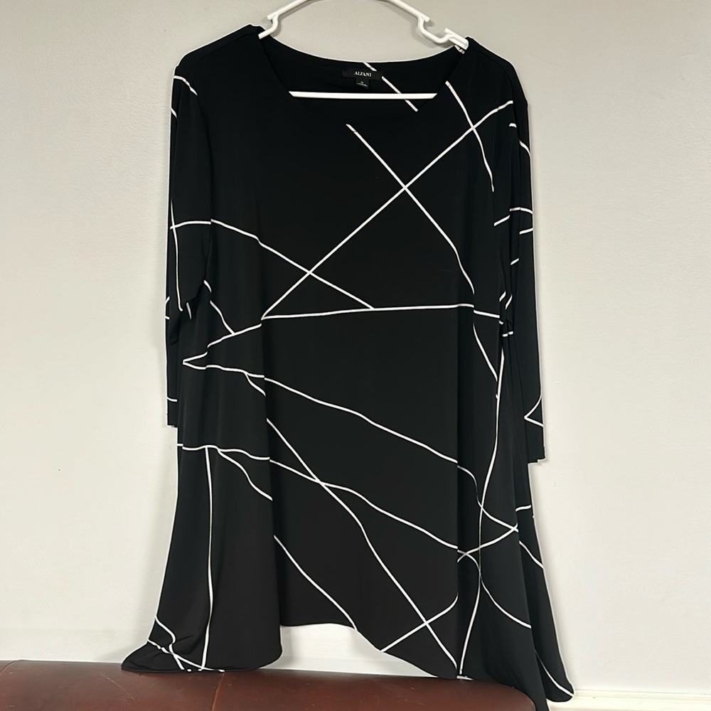 Alfani Geometric Back & White Printed Stretchy Boat-Neck Tunic Top , XL, EUC